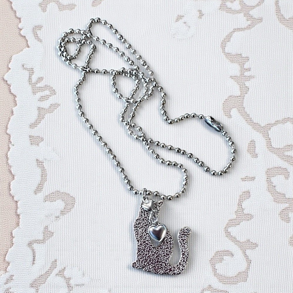 Beautiful Stainless Steel Silver Toned Cat and Heart Pendant Necklace - Picture 13 of 17